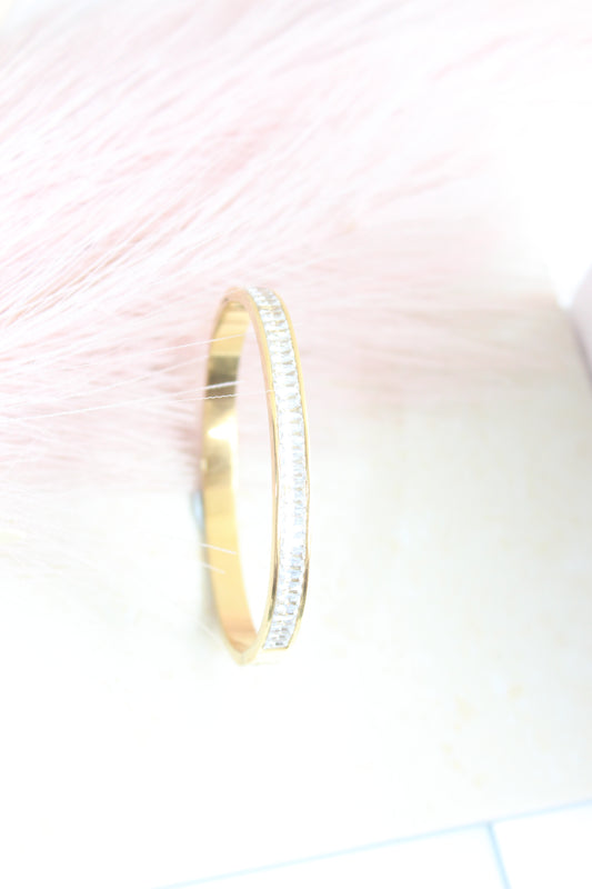 Studded 18K Gold Pleated Bangle